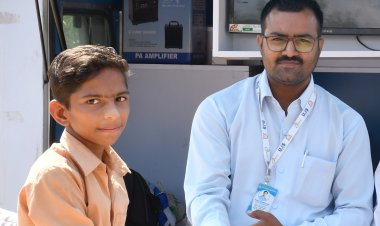 वोडाफ़ोन आइडिया फाउन्डेशन के ‘जादू गिन्नी का’ वित्तीय साक्षरता प्रोग्राम ने सीएससी ग्रामीण स्तर के उद्यमी गोकुल चंद सैनी को सक्षम बनाया, सैनी ने राजस्थान के अलवर ज़िले में 1.25 लाख से अधिक ग्रामीणों को शिक्षित किया