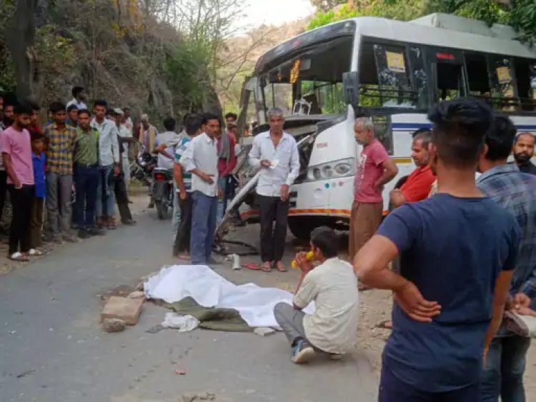टक्कर के बाद 10 फीट रिवर्स में गई बस: ट्रेलर से आमने-सामने की हुई भिड़ंत, पेड़ से जाकर टकराई; बस चालक की मौत