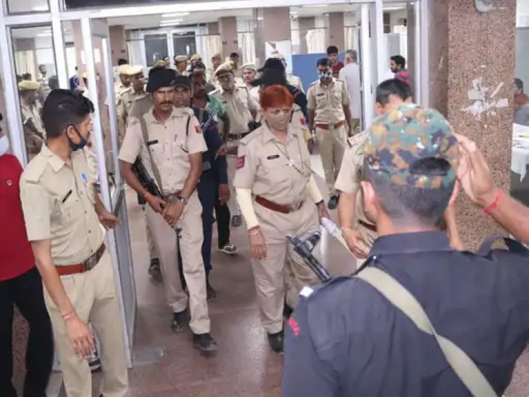 भूख हड़ताल पर बैठे 4 बंदियों की तबीयत बिगड़ी: पुलिस बंदोबस्त के बीच JLN अस्पताल में कराया इलाज; इमरजेंसी में आवाजाही भी रही बंद