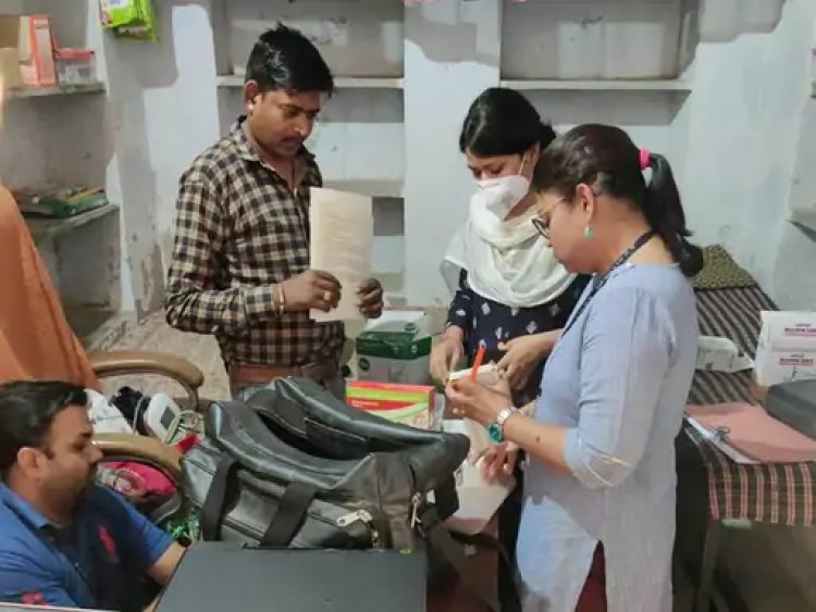 झोलाछाप डॉक्टर के क्लीनिक पर दबिश: बिना डिग्री कर रहा इलाज; ग्रामीणों का आरोप- मरीजों को देता हाईडोज, वसूली भी ज्यादा, BCMO ने दी शिकायत