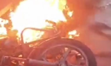 बाइक रैली पर पथराव के बाद करौली में तनाव:6 से ज्यादा दुकान और दो बाइक में लगाई आग, शहर में लगा कर्फ्यू