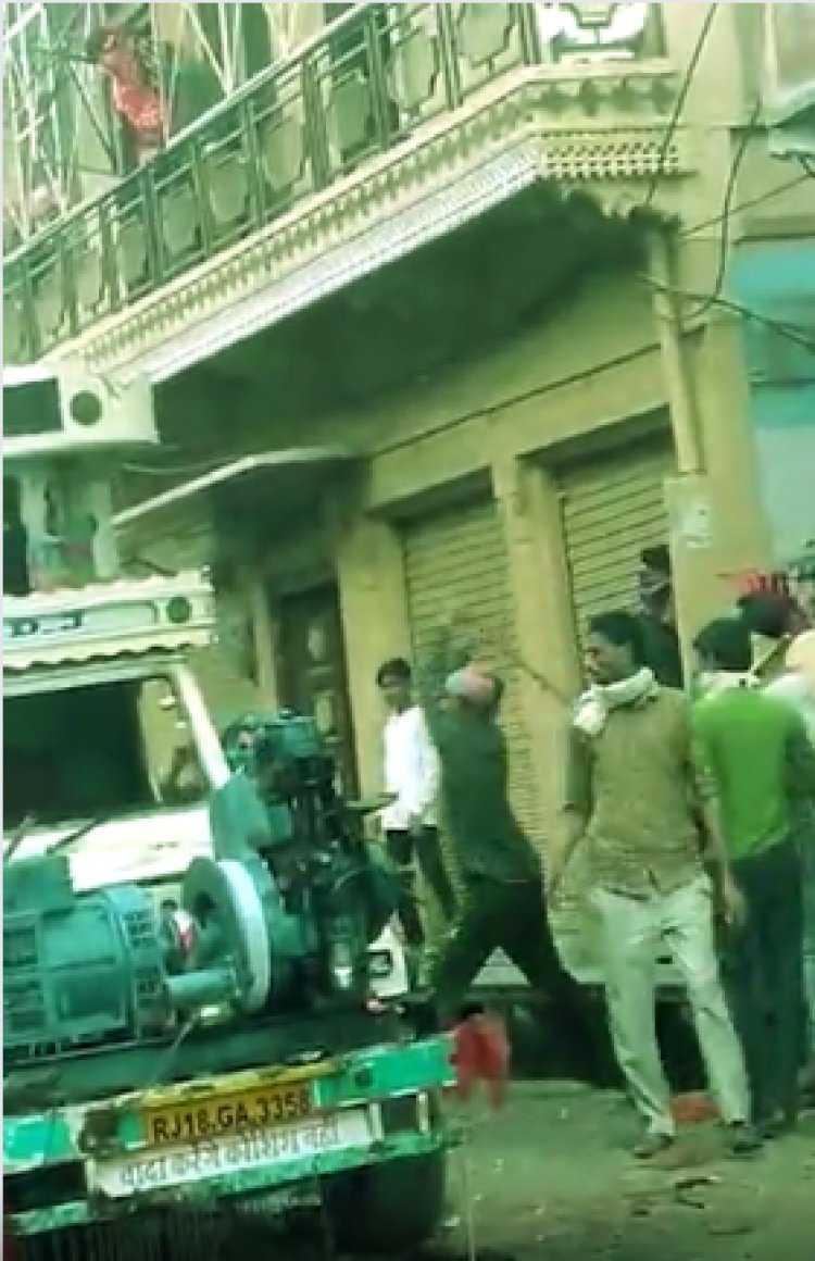 करौली में दंगे का सबसे बड़ा सबूत देखिए: पुलिस के सामने दंगाइयों को ऑर्डर दे रहा था पार्षद, छतों पर छुपे बैठे थे उपद्रवी