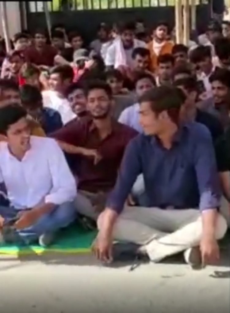 इंजीनियरिंग कॉलेज में प्रदर्शन: अपनी मांगों को लेकर गेट बंद कर स्टूडेन्ट्स ने जताया रोष; BTU कुलपति का फूंका पुतला