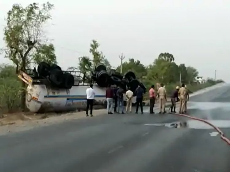 गैस टैंकर पलटा, रिसाव से हड़कंप: हाईवे पर रोकी वाहनों की आवाजाही; पुलिस, अग्निशमन व उपखंड प्रशासन सुरक्षा में जुटा