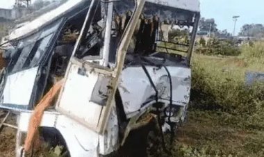 ट्रेलर की टक्कर से श्रद्धालुओं से भरी मिनी बस पलटी, दो की मौत