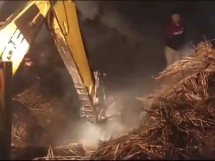 दिवाली की रात किसान के बाड़े में लगी आग,लाखों का चारा जल कर हुआ राख