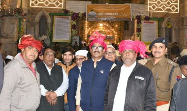 पुर्व मुख्यमंत्री अशोक गहलोत की चादर पेश 