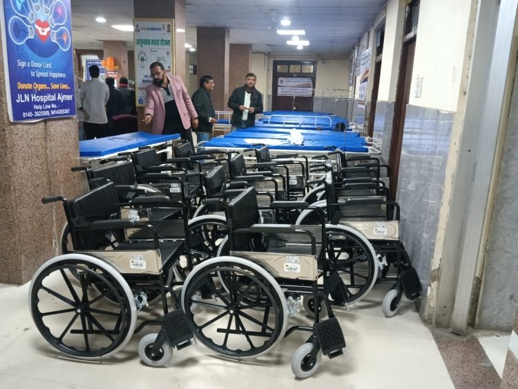 "टाटा पावर अजमेर द्वारा JLN अस्पताल को 11 व्हील चेयर और 15 ट्रॉली स्ट्रेचर प्रदान,
